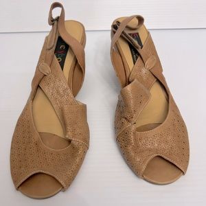 Everybody by BZ MODA block heel sandals color: Tan Sz: 39 European size